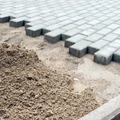 Jak wybrać kruszywo pod kostkę brukową? Podbudowa i podsypka
