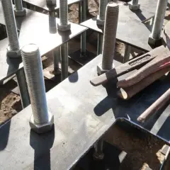 Kotwy ozdobne do betonu: Montaż, rodzaje i inspiracje aranżacyjne