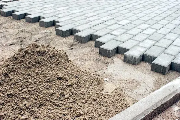 Jak wybrać kruszywo pod kostkę brukową? Podbudowa i podsypka