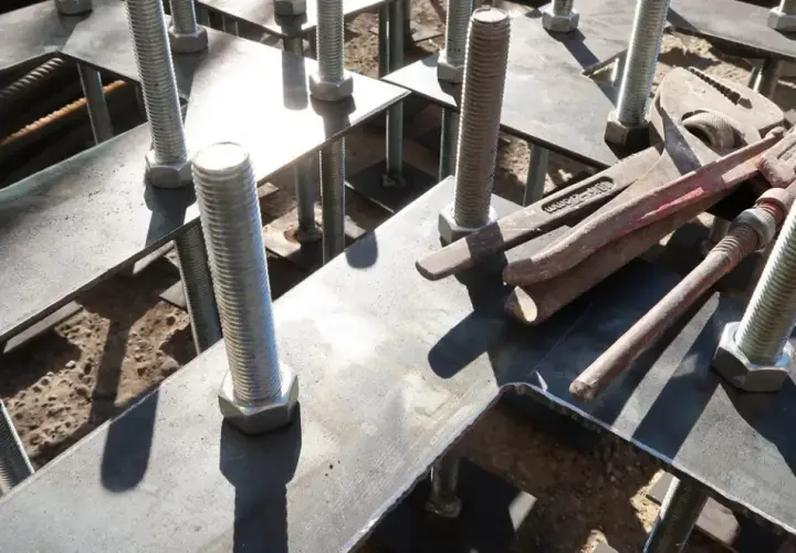 Kotwy ozdobne do betonu: Montaż, rodzaje i inspiracje aranżacyjne