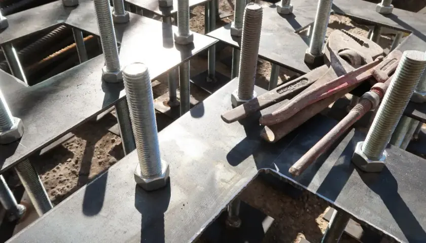 Kotwy ozdobne do betonu: Montaż, rodzaje i inspiracje aranżacyjne