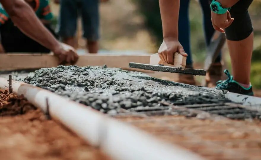 Cena betonu towarowego: ile kosztuje m³ z transportem i pompą?
