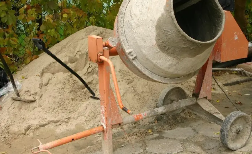 Jak zrobić mocny beton B25? Proporcje, mieszanie i pielęgnacja