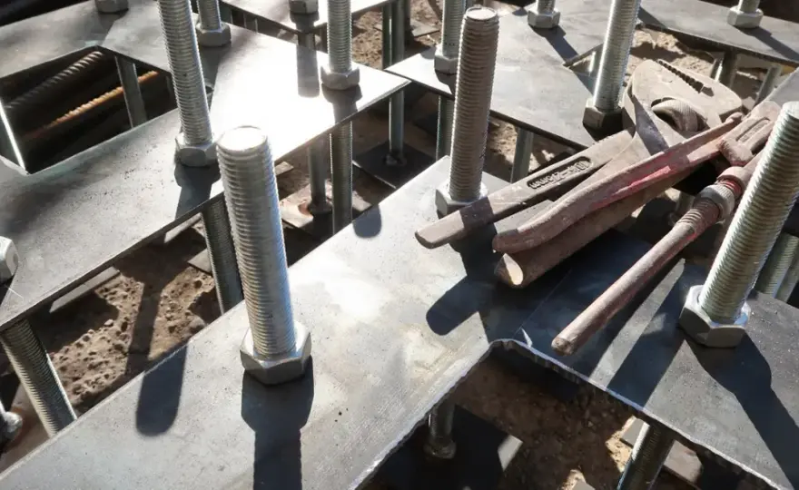 Kotwy ozdobne do betonu: Montaż, rodzaje i inspiracje aranżacyjne