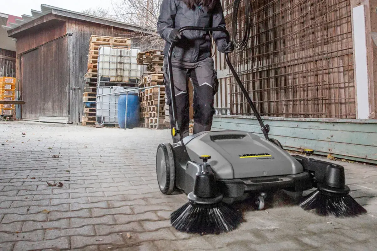 Jaka zamiatarka do kostki brukowej? Wybierz idealną dla siebie