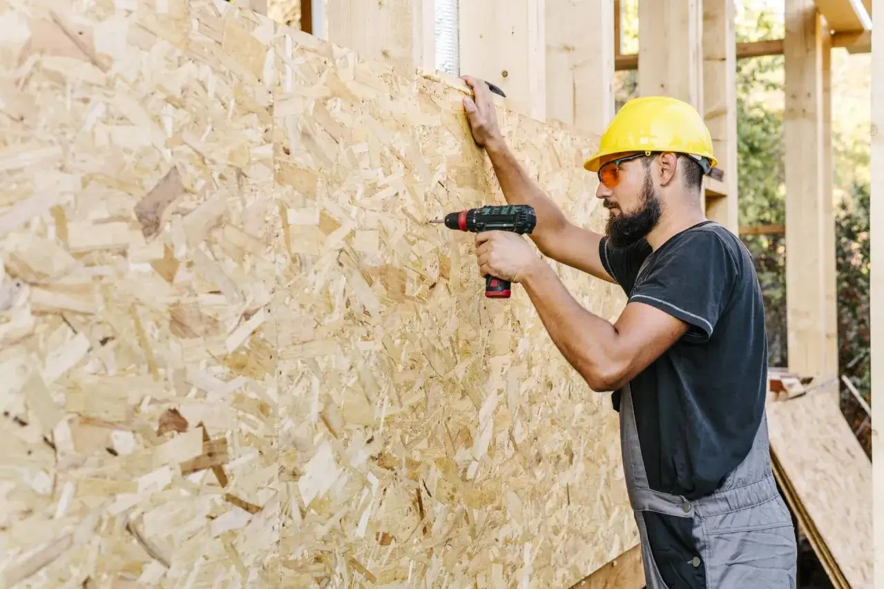 Zdjęcie Ile waży płyta OSB 18 mm? Sprawdź wagę 1m² i całej płyty