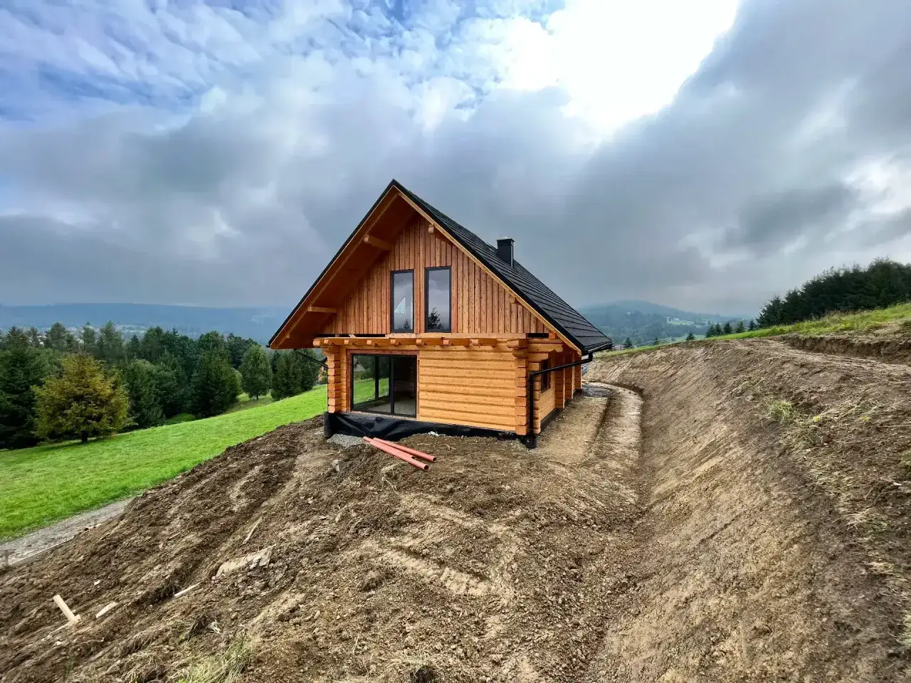 Nowy, drewniany dom 70m2 na zboczu. Zastanawiasz się, ile kosztuje dom drewniany 70m2? Ten uroczy domek w górach może być Twoim marzeniem.