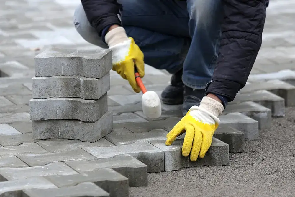 Zdjęcie Układanie kostki brukowej: Poradnik krok po kroku dla trwałości